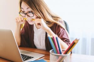 Frustrated SEO girl in front of her Mac